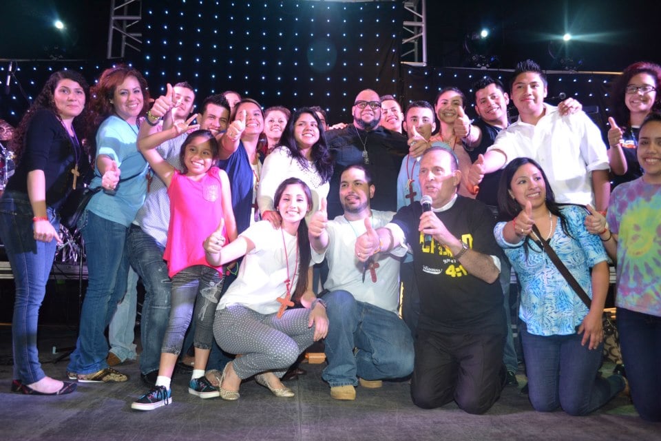 Rev Hoyos con adultos jóvenes Rev Hoyos con adultos jóvenes